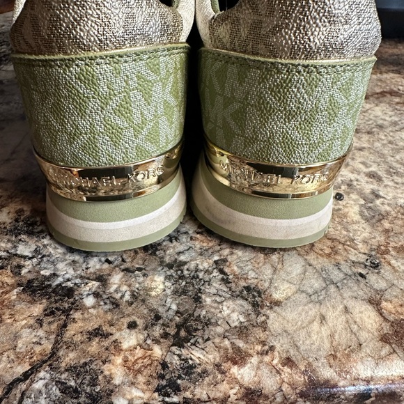 MK size 8 women’s  shoes - Picture 2 of 6